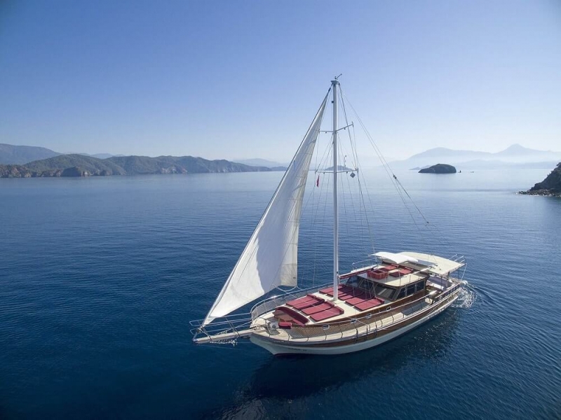 YACHT AKAR